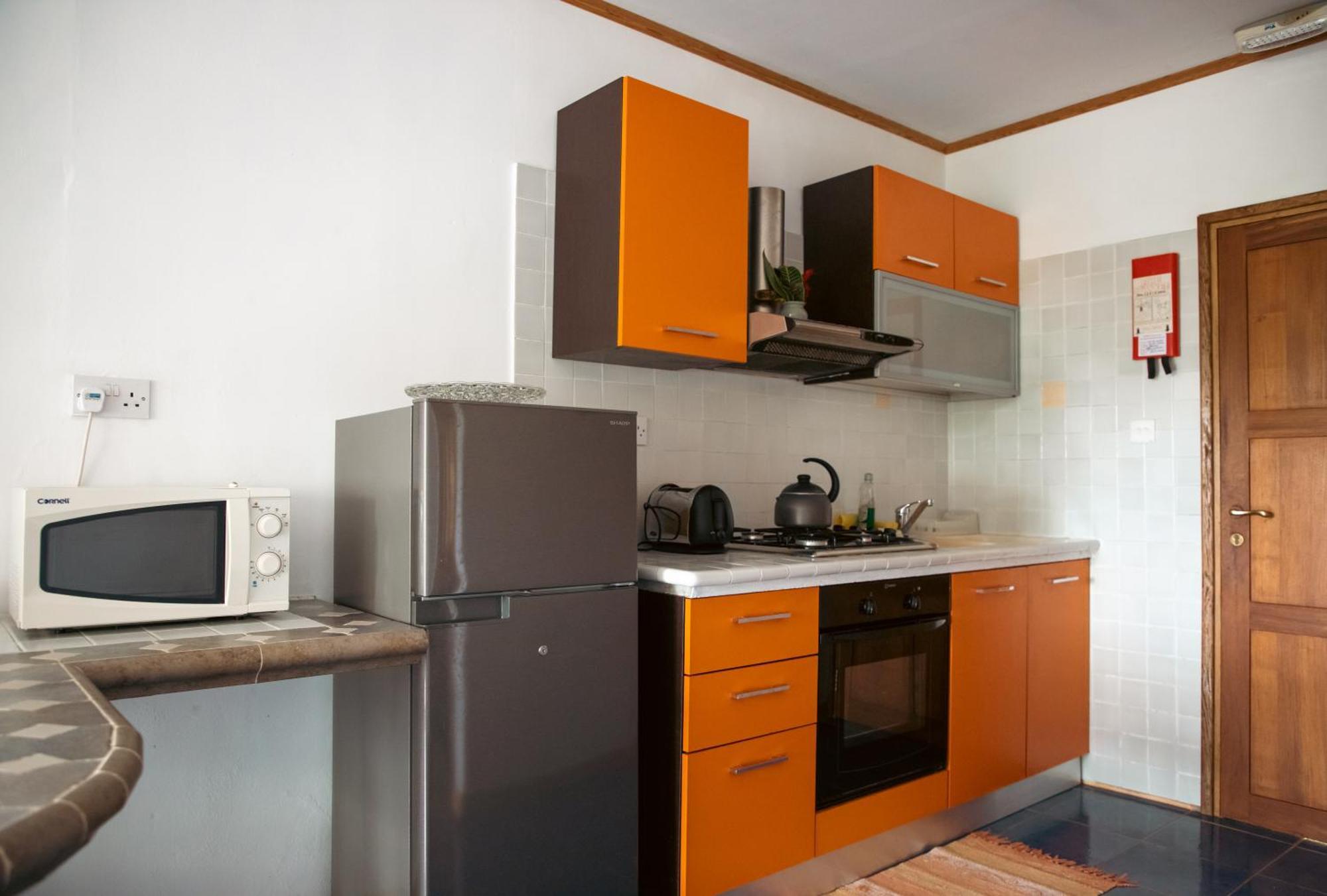 Cavern Apartments Баи-Сейнт-Энн Экстерьер фото